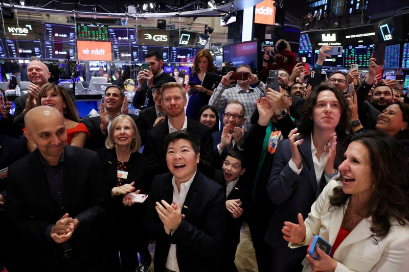 &copy; Reuters. FILE PHOTO: CEO of Reddit Steve Huffman and others watch the opening bell, at the New York Stock Exchange (NYSE) in New York City, U.S., March 21, 2024. REUTERS/Brendan McDermid/File Photo