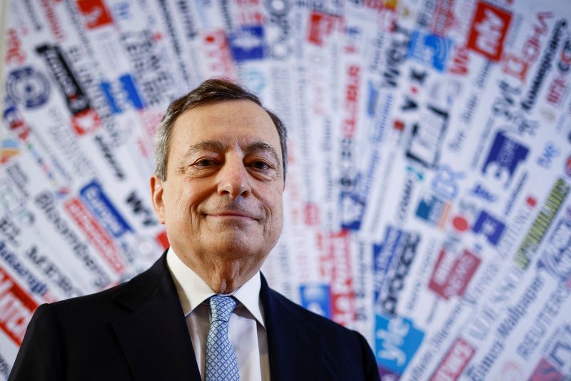 &copy; Reuters. L'ex presidente della Bce ed ex premier italiano Mario Draghi in occasione di una conferenza stampa presso l'Associazione Stampa Estera a Roma, Italia, 31 marzo 2022. REUTERS/Guglielmo Mangiapane