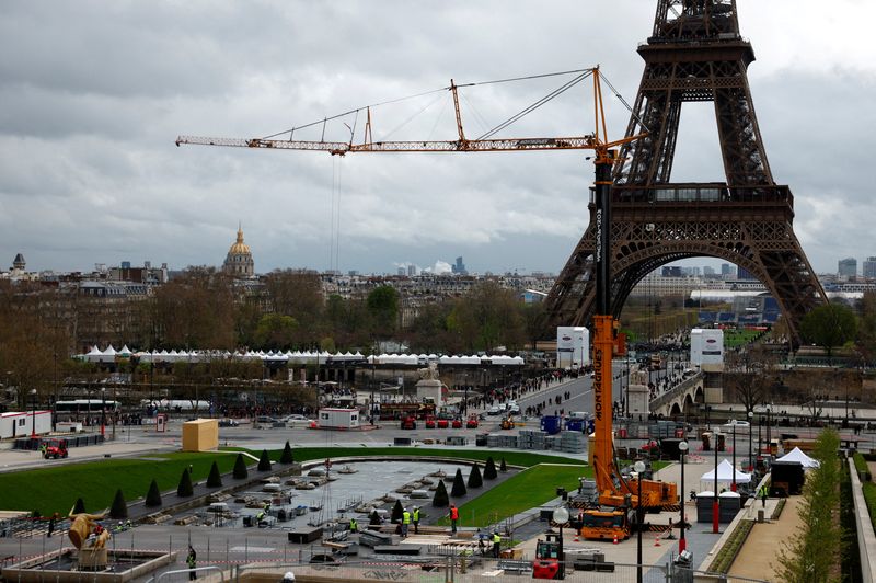 &copy; Reuters. Le chantier de construction des JO Paris 2024 devant la Tour Eiffel. /Photo prise le 1er avril 2024/REUTERS/Gonzalo Fuentes