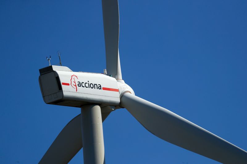 &copy; Reuters. FOTO DE ARCHIVO: Un aerogenerador se ve en un parque eólico de Acciona Energía en Puebla de Almenara, España. 29 de junio de 2021. REUTERS/Susana Vera/Archivo
