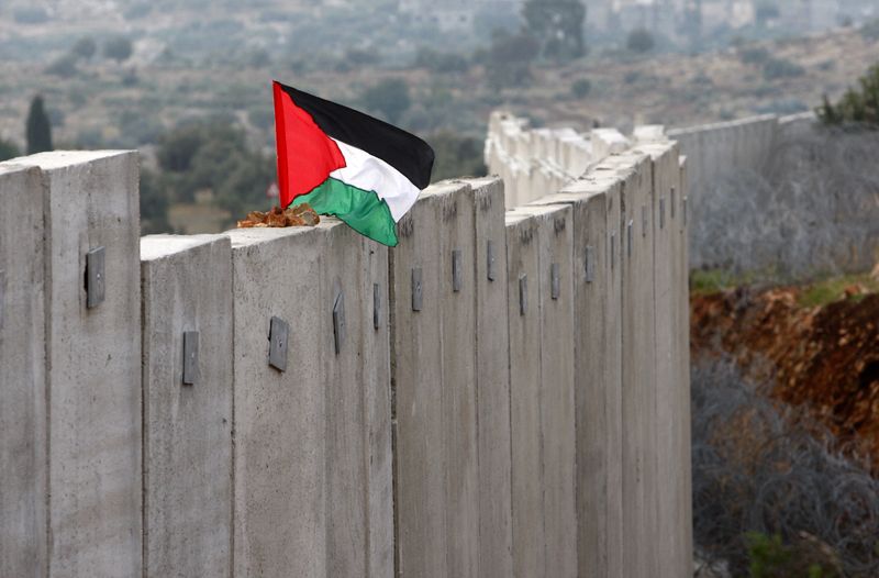 &copy; Reuters. العلم الفلسطيني في صورة من أرشيف رويترز.