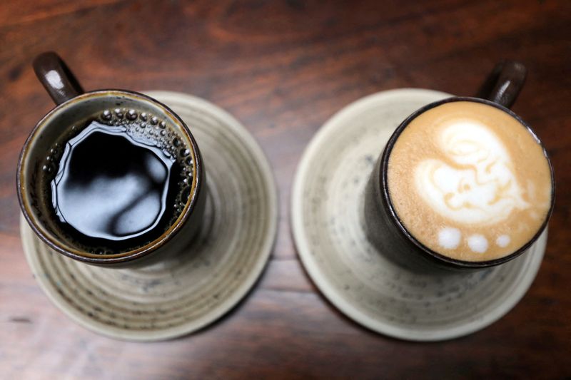 &copy; Reuters. Xícaras de café e cappuccino em loja em Bogotá 
05/06/2019
REUTERS/Luisa Gonzalez