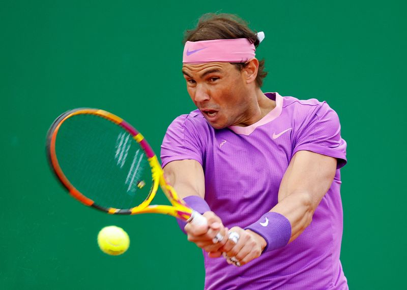 &copy; Reuters. El tenista español Rafael Nadal golpea el balón durante un partido frente al ruso Andrey Rublev en el ATP Masters 1000 de Monte, en Roquebrune-Cap-Martin, Francia. 16 abril 2021. REUTERS/Eric Gaillard