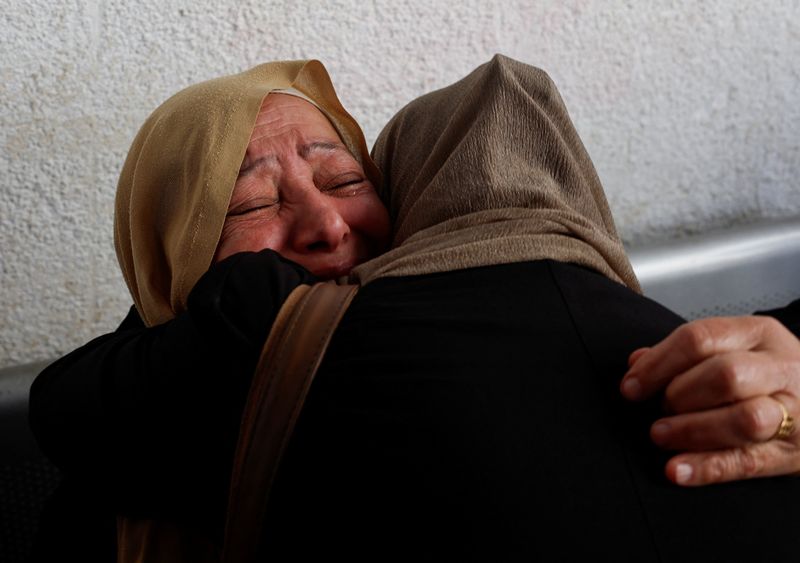 © Reuters. Mulheres lamentam mortes de palestinos em ataque israelense em Rafah, no sul da Faixa de Gaza
16/04/2024
REUTERS/Mohammed Salem