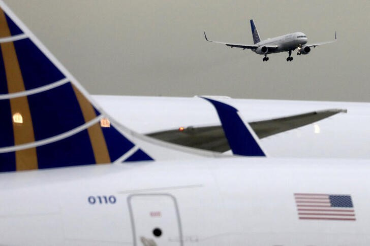 © Reuters. FILE PHOTO: A United Airlines passenger jet lands at Newark Liberty International Airport, New Jersey, U.S. December 6, 2019. REUTERS/Chris Helgren/File Photo