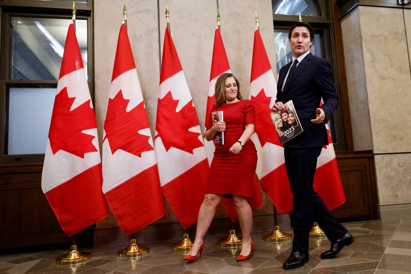 &copy; Reuters. FILE PHOTO: Canada's Deputy Prime Minister and Minister of Finance Chrystia Freeland and Prime Minister Justin Trudeau walk together before delivering the fall economic statement in Ottawa, Canada, November 21, 2023. REUTERS/Blair Gable/File Photo