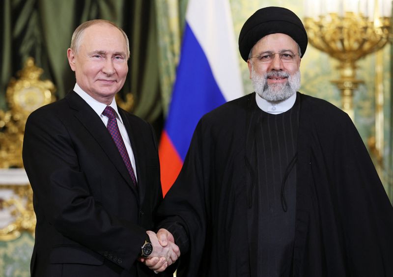 &copy; Reuters. O presidente iraniano, Ebrahim Raisi, com o presidente russo, Vladimir Putin, durante reunião em Moscou 
07/12/2023
agência de notícias russa Sputnik/via REUTERS