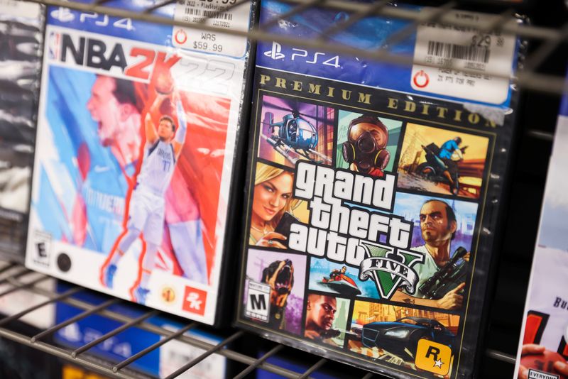 © Reuters. NBA 2K22 and Grand Theft Auto 5 by Take-Two Interactive Software Inc are seen for sale in a store in Manhattan, New York City, U.S., February 7, 2022. REUTERS/Andrew Kelly/File Photo