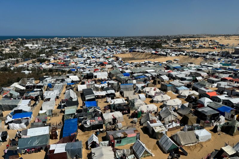 &copy; Reuters. FILE PHOTO: Displaced Palestinians, who fled their houses due to Israeli strikes, shelter in a tent camp, amid the ongoing conflict between Israel and the Palestinian Islamist group Hamas, in Rafah, in the southern Gaza Strip March 11, 2024. REUTERS/ Bass
