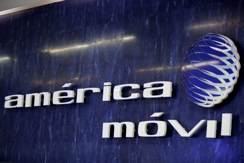 &copy; Reuters. Imgen de archivo. El logo de América Móvil aparece en la pared de un área de recepción en las oficinas corporativas de la compañía, en Ciudad de México, México. 25 de enero de 2022. REUTERS/Gustavo Graf