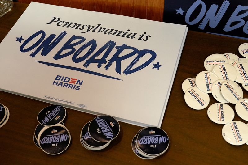 © Reuters. Campaign signs and buttons sit on a desk during a U.S. President Joe Biden campaign training event at the Carpenters and Joiners Local 445 in Scranton, Pennsylvania, U.S., April 16, 2024. REUTERS/Elizabeth Frantz