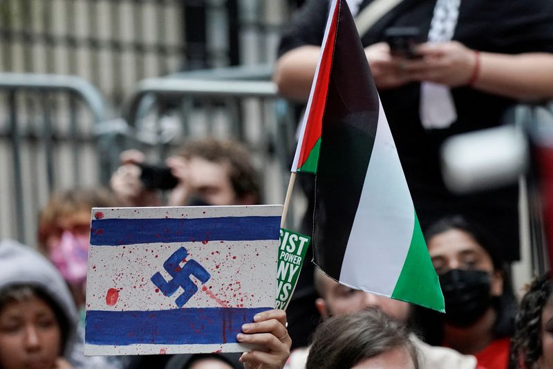 &copy; Reuters. ４月１６日、有力ユダヤ人団体、名誉毀損防止同盟（ＡＤＬ）は、米国で襲撃や破壊行為、嫌がらせによる反ユダヤ主義の事案が２０２３年に過去最多を記録したとのリポートを公表した。