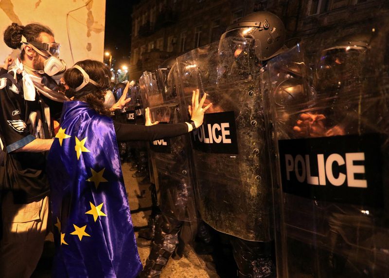 &copy; Reuters. Manifestantes diante de policiais durante protesto contra projeto de lei sobre “agentes estrangeiros” em Tbilisi, Geórgia
16/04/2024
REUTERS/Irakli Gedenidze