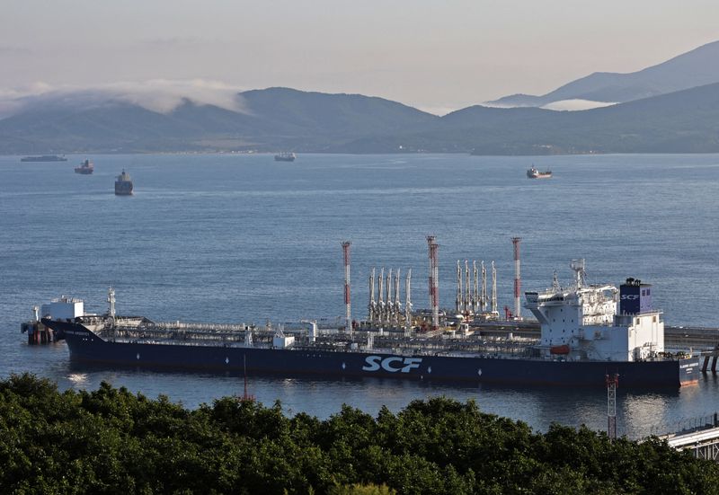 © Reuters. FILE PHOTO: Ảnh chụp từ trên không cho thấy tàu chở dầu Vladimir Arsenyev tại kho dầu thô Kozmino trên bờ Vịnh Nakhodka gần thành phố cảng Nakhodka, Nga ngày 12 tháng 8 năm 2022. REUTERS/Tatiana Meel/File Photo