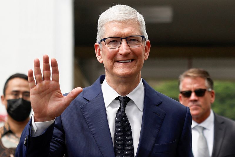 © Reuters. Apple CEO Tim Cook waves to journalists after his meeting with Indonesian President Joko Widodo at the Presidential Palace in Jakarta, Indonesia, April 17, 2024. REUTERS/Willy Kurniawan