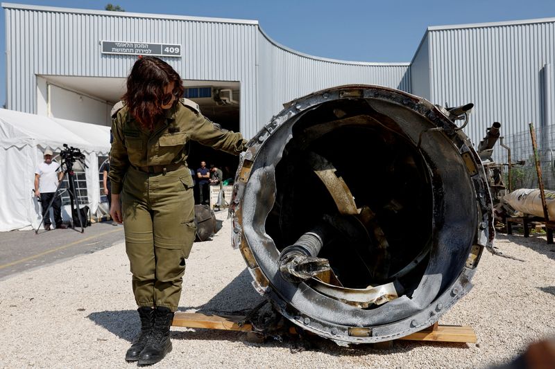 &copy; Reuters. Israel's military displays what they say is an Iranian ballistic missile which they retrieved from the Dead Sea after Iran launched drones and missiles towards Israel, at Julis military base, in southern Israel April 16, 2024. REUTERS/Amir Cohen