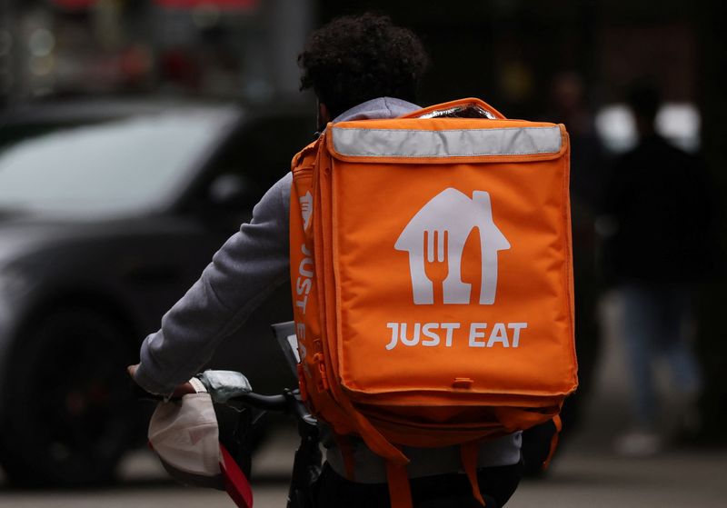 &copy; Reuters. FILE PHOTO: A Just Eat delivery rider cycles through Manchester, Britain, August 23, 2023. REUTERS/Phil Noble/File Photo