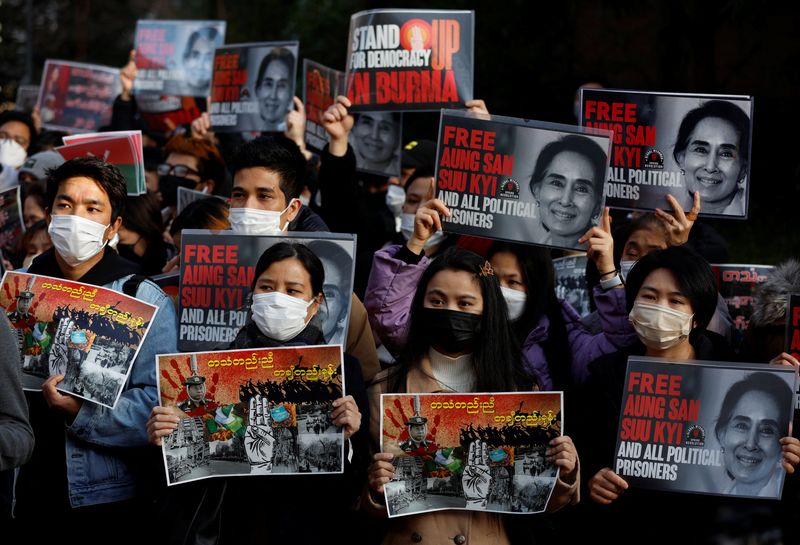 &copy; Reuters. FOTO DE ARCHIVO. Manifestantes de Myanmar residentes en Japón levantan fotos de Aung San Suu Kyi durante una concentración para conmemorar el segundo aniversario del golpe militar de Myanmar de 2021, frente a la embajada de Myanmar en Tokio, Japón. 1 d