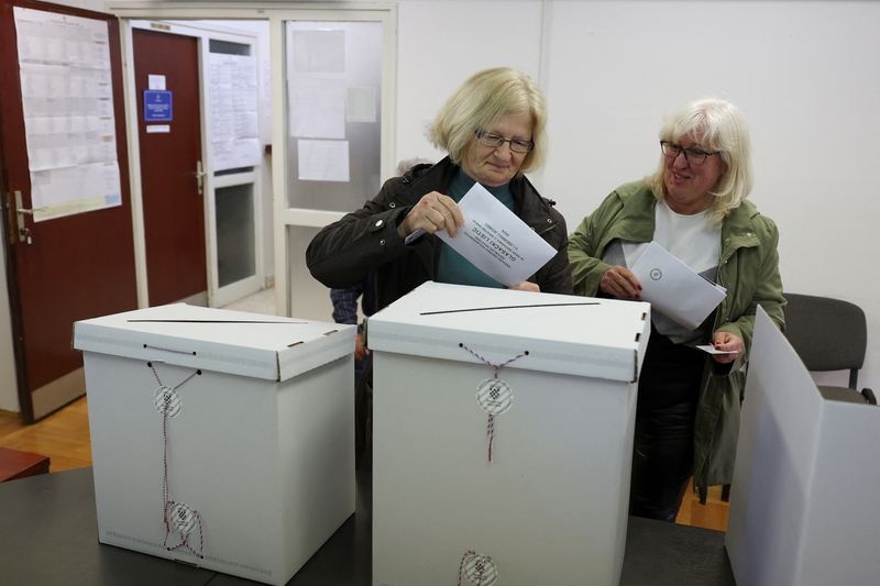 &copy; Reuters. Women vote in the parliamentary election at a polling station in Zagreb, Croatia, April 17, 2024. REUTERS/Marko Djurica