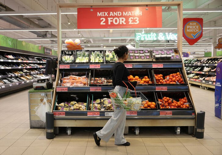 © Reuters. A customer shops in a supermarket, in Richmond, West London, Britain February 21, 2024. REUTERS/Isabel Infantes/files