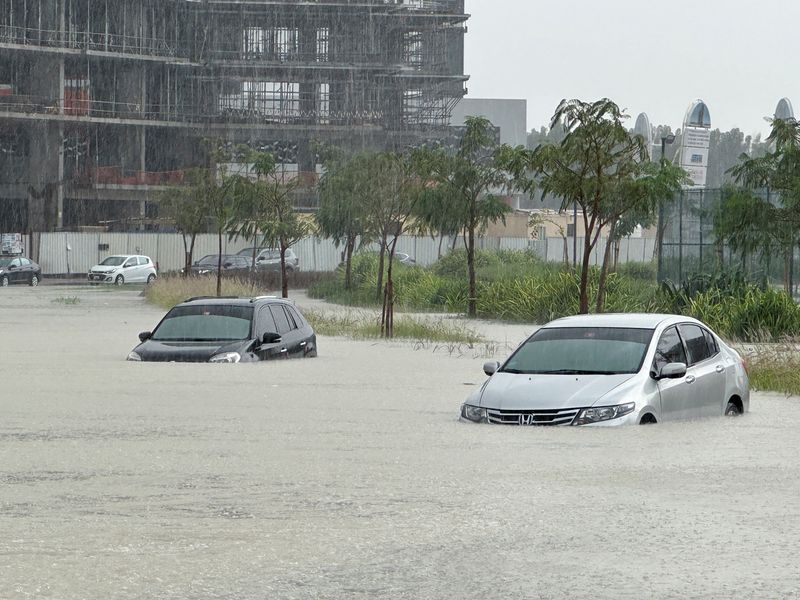 &copy; Reuters. Varios automóviles circulan por una calle inundada durante una tormenta en Dubái, Emiratos Árabes Unidos. 16 de abril de 2024. REUTERS/Abdel Hadi Ramahi