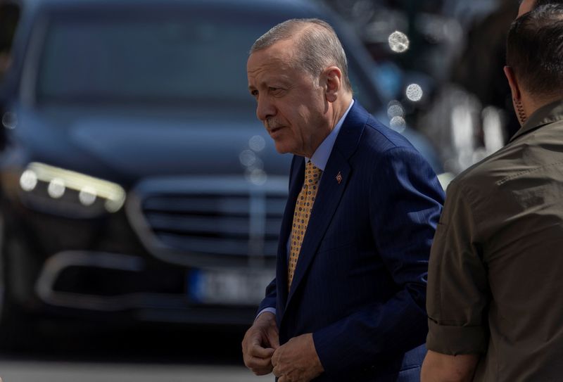 &copy; Reuters. File photo: Turkish President Tayyip Erdogan arrives at a polling station to cast his ballot during the local elections in Istanbul, Turkey March 31, 2024. REUTERS/Umit Bektas/File photo