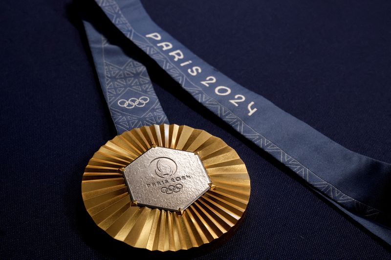&copy; Reuters. الميدالية الذهبية لأولمبياد فرنسا 2024 معروضة داخل متجر للمجوهرات في باريس يوم الأول من فبراير شباط 2024. تصوير: بنوا تيسيه - رويترز
