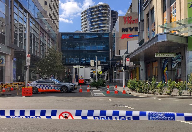 © Reuters. A view of a police car outside Westfield Bondi Junction as the mall remains under lockdown following Saturday?s stabbings in Sydney, Australia April 14, 2024. REUTERS/Alasdair Pal