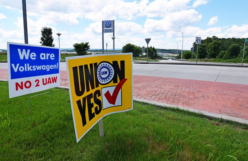 © Reuters. FILE PHOTO: Signs stand outside a Volkswagen plant during a vote among local workers over whether or not to be represented by the United Auto Workers union in Chattanooga, Tennessee, U.S. June 13, 2019. REUTERS/Nick Carey/File Photo