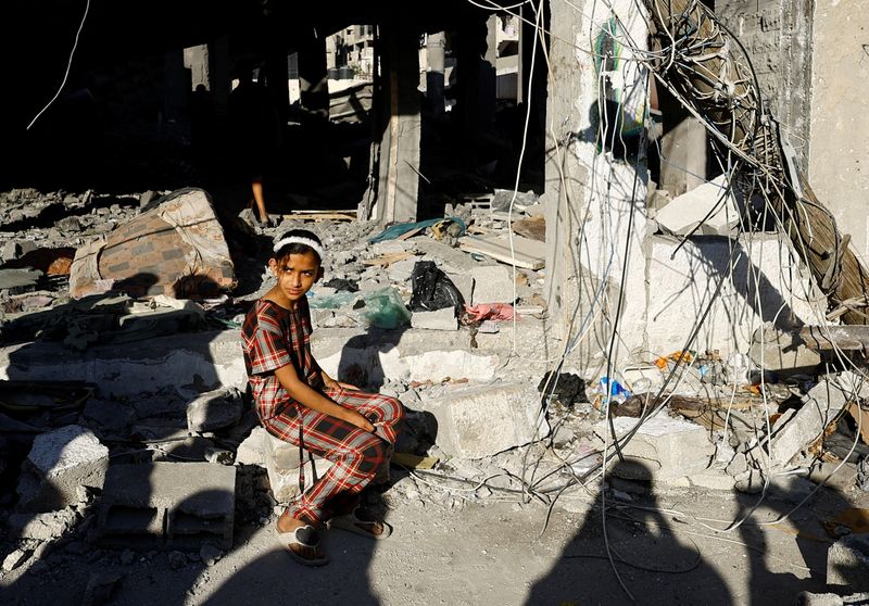 &copy; Reuters. Una niña palestina en el lugar de un ataque israelí contra una casa, en medio del actual conflicto entre Israel y el grupo islamista palestino Hamás, en Ráfah, en el sur de la Franja de Gaza. 17 de abril de 2024. REUTERS/Mohammed Salem