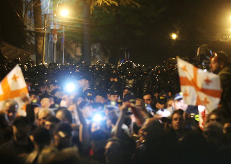 &copy; Reuters. Policias georgianos montan guardia durante una protesta contra un proyecto de ley sobre "agentes extranjeros" en Tiflis, Georgia. 16 de abril de 2024. REUTERS/Irakli Gedenidze