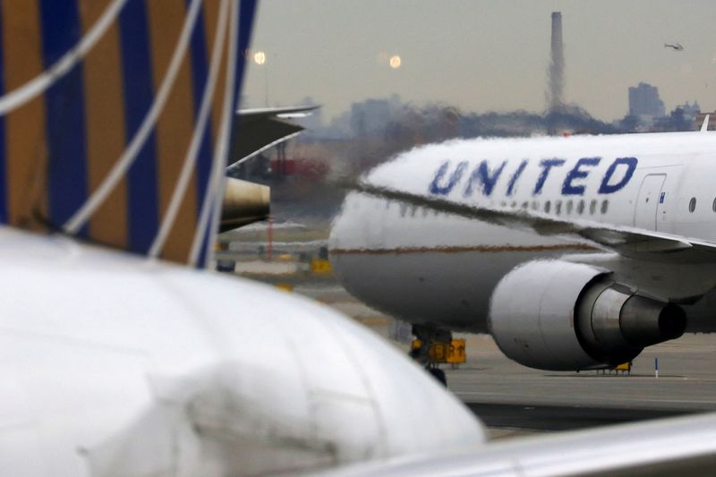 &copy; Reuters. FILE PHOTO: A United Airlines passenger jet taxis at Newark Liberty International Airport, New Jersey, U.S. December 6, 2019. REUTERS/Chris Helgren/File Photo