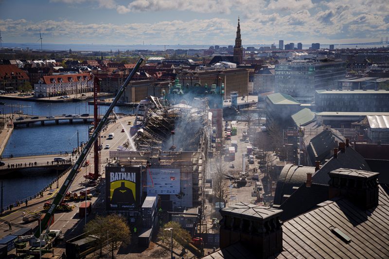 © Reuters. Firefighters work on putting out the still-smouldering blaze at the Boersen, Copenhagen's Old Stock Exchange in Denmark, April 17, 2024.  Ritzau Scanpix/Liselotte Sabroe via REUTERS