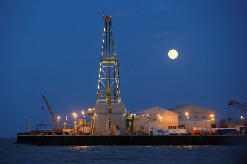 &copy; Reuters. La luna piena sorge sullo sfondo di una piattaforma petrolifera nel giacimento offshore di Kashagan, nel Mar Caspio, nel Kazakistan occidentale, il 21 agosto 2013. REUTERS/Stringer