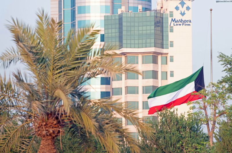 &copy; Reuters. علم الكويت في مدينة الكويت يوم 29 سبتمبر أيلول 2023. تصوير: ستيفاني ماجي - رويترز 