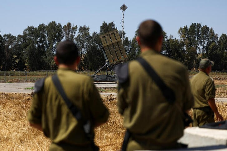 © Reuters. A look of an Iron Dome anti-missile battery, discontinuance to Ashkelon, in southern Israel April 17, 2024. REUTERS/Hannah McKay