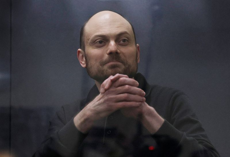 &copy; Reuters. Jailed Russian opposition figure Vladimir Kara-Murza gestures as he stands behind a glass wall of an enclosure for defendants during a court hearing to consider an appeal against his prison sentence, in Moscow, Russia July 31, 2023. REUTERS/Maxim Shemetov