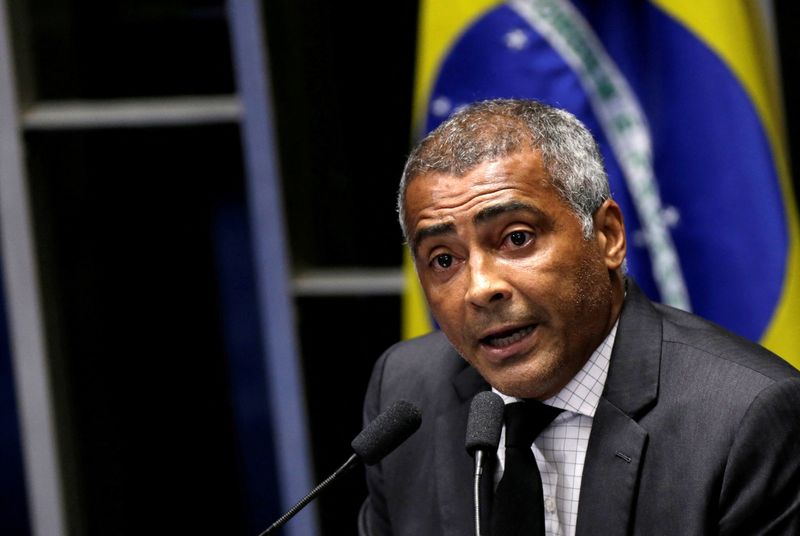 &copy; Reuters. المهاجم البرازيلي المعتزل روماريو خلال مؤتمر صحفي في برازيليا بصورة من أرشيف رويترز.