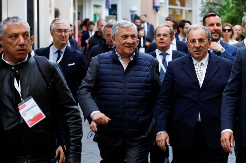 &copy; Reuters. Il ministro degli Esteri Antonio Tajani cammina nel giorno della riunione dei ministri degli Esteri del G7 a Capri, Italia, 17 aprile 2024. REUTERS/Remo Casilli