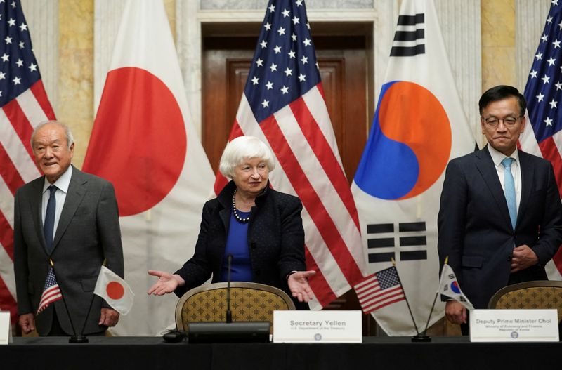 &copy; Reuters. U.S. Treasury Secretary Janet Yellen, Japanese Finance Minister Shunichi Suzuki and Korean Finance Minister Choi Sang-mok take their seats for their trilateral meeting on the sidelines of the IMF/G20 meetings, at the U.S. Treasury in Washington, U.S., Apr
