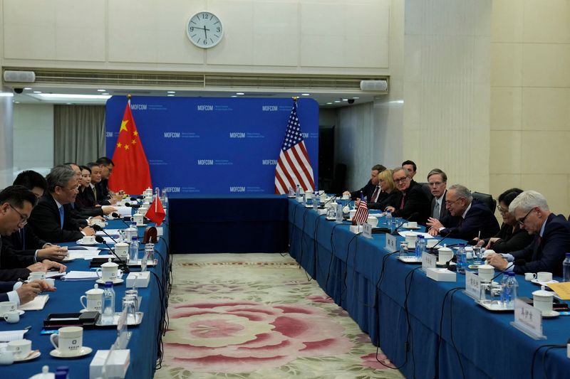&copy; Reuters. Imagen de archivo. Chuck Schumer, líder de la mayoría del Senado de Estados Unidos, asiste a una reunión bilateral con el Ministro de Comercio chino, Wang Wentao, en el Ministerio de Comercio en Pekín, China. 9 de octubre de 2023. Andy Wong/Pool vía 