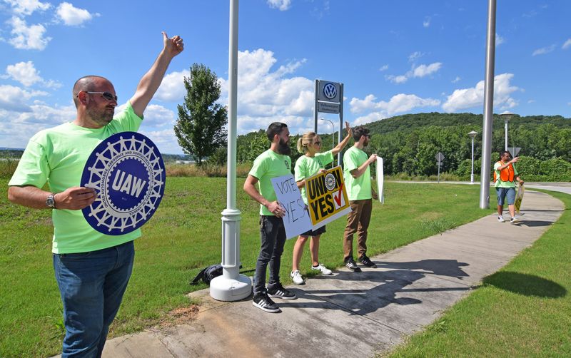 © Reuters. FILE PHOTO: Pro-union workers demonstrate outside Volkswagen’s Chattanooga plant where a vote is being held this week over whether to be represented by the United Auto Workers in Chattanooga, Tennessee, U.S. June 13, 2019. REUTERS/Nick Carey/File Photo