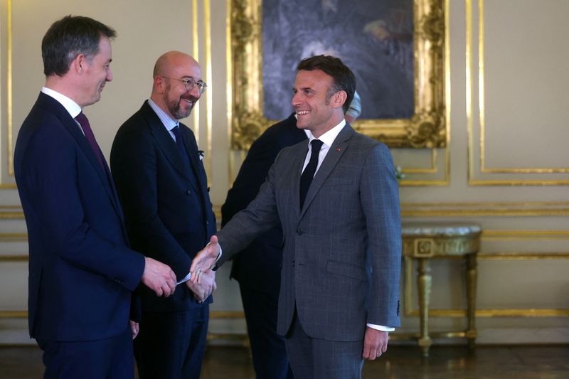 &copy; Reuters. الرئيس الفرنسي إيمانويل ماكرون يصافح رئيس الوزراء البلجيكي ألكسندر دي كرو قبل اجتماع خاص للمجلس الأوروبي في بروكسل ببلجيكا يوم 17 أبريل نيس