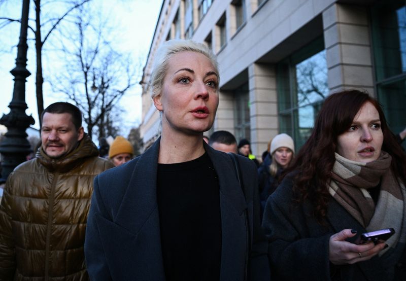 &copy; Reuters. Yulia Navalnaya, the widow of Alexei Navalny, the Russian opposition leader who died in a prison camp, looks on after leaving the Russian Embassy on the final day of the presidential election in Russia, in Berlin, Germany, March 17, 2024. REUTERS/Annegret