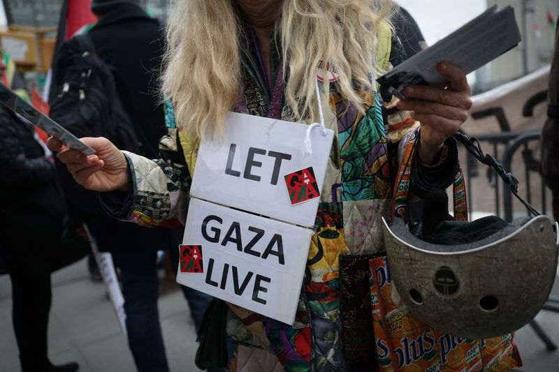 &copy; Reuters. Manifestanti si radunano davanti alla sede delle Nazioni Unite in risposta alla decisione degli Stati Uniti di non finanziare l'Agenzia delle Nazioni Unite per il soccorso e l'occupazione dei rifugiati palestinesi (Unrwa) a New York, Stati Uniti, 31 genna