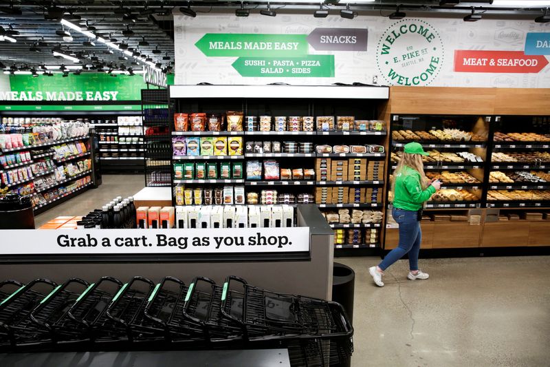 © Reuters. FILE PHOTO: An Amazon checkout-free, large format grocery store is pictured during a tour in Seattle, Washington, U.S. February 21, 2020.REUTERS/Jason Redmond/File Photo