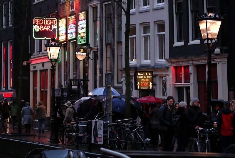 &copy; Reuters. Pessoas caminham pelo distrito da luz vermelha no centro de Amsterdã, Holanda
02/03/2020
REUTERS/Yves Herman