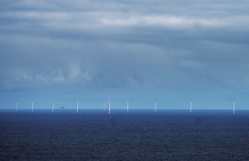© Reuters. FILE PHOTO: A general view of the offshore wind farm Hywind Tampen, North Sea August 23, 2023.  NTB/Ole Berg-Rusten via REUTERS/File Photo