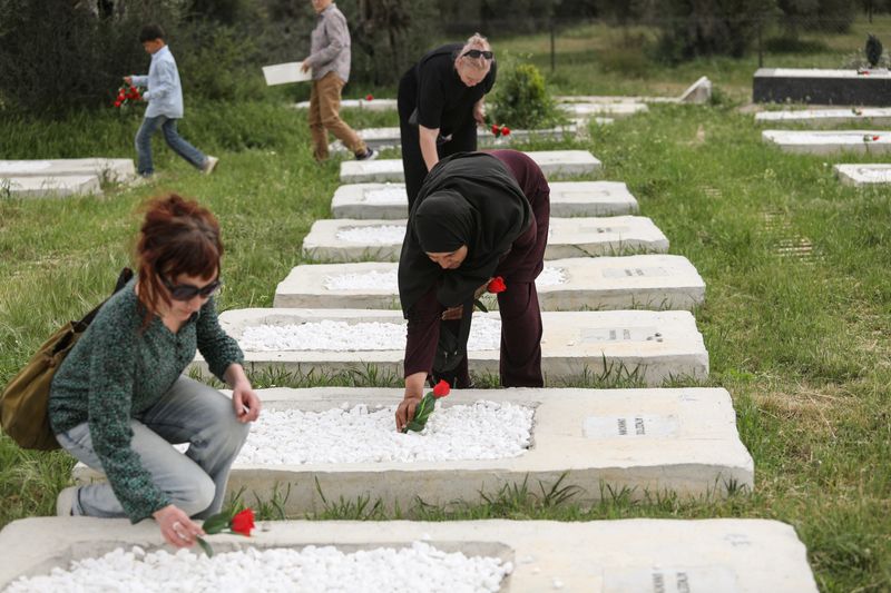 &copy; Reuters. Em ilha grega, voluntários reformam túmulos de refugiados que morreram no mar
17/04/2024
REUTERS/Elias Marcou