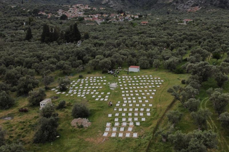 &copy; Reuters. صورة من الجو تظهر مقبرة للاجئين والمهاجرين تم تجديدها في قرية بجزيرة ليسبوس باليونان يوم 17 أبريل نيسان 2024. تصوير: إلياس ماركو - رويترز